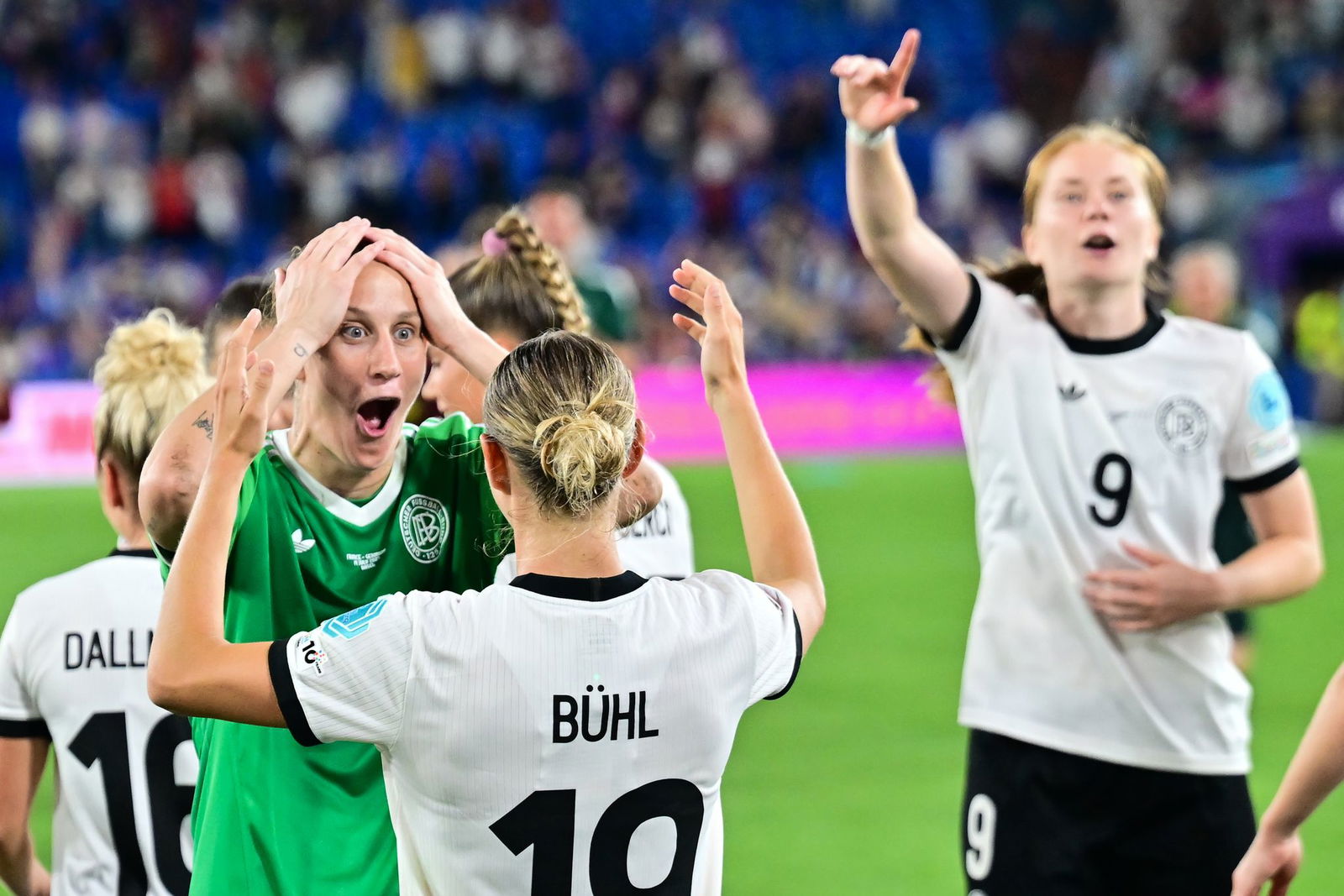 Unfassbare Freude bei Torhüterin Ann-Katrin Berger (l).