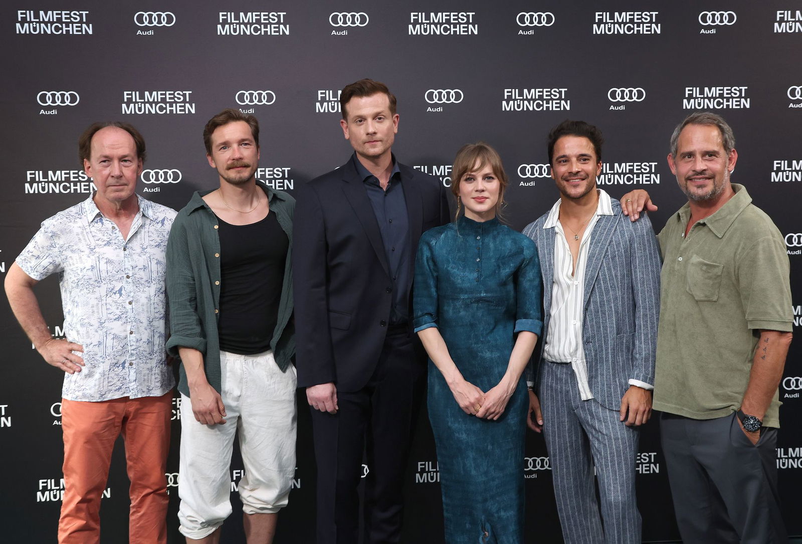 Die Serie «Miss Sophie - Same Procedure as Every Year» erzählt die Vorgeschichte des 18-minütigen Kurzfilms von 1963, unter anderem mit Ulrich Noethen, Moritz Bleibtreu und Kostja Ullmann.