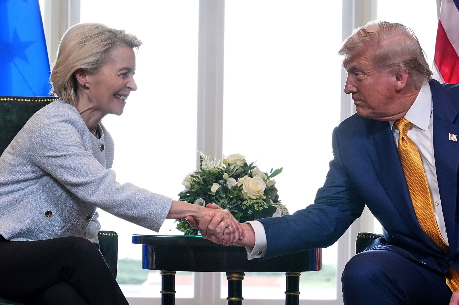 Trump (r) und von der Leyen (l) hatten sich auf einen Basiszollsatz von 15 Prozent auf die meisten EU-Importe in die USA geeinigt. (Archivfoto)