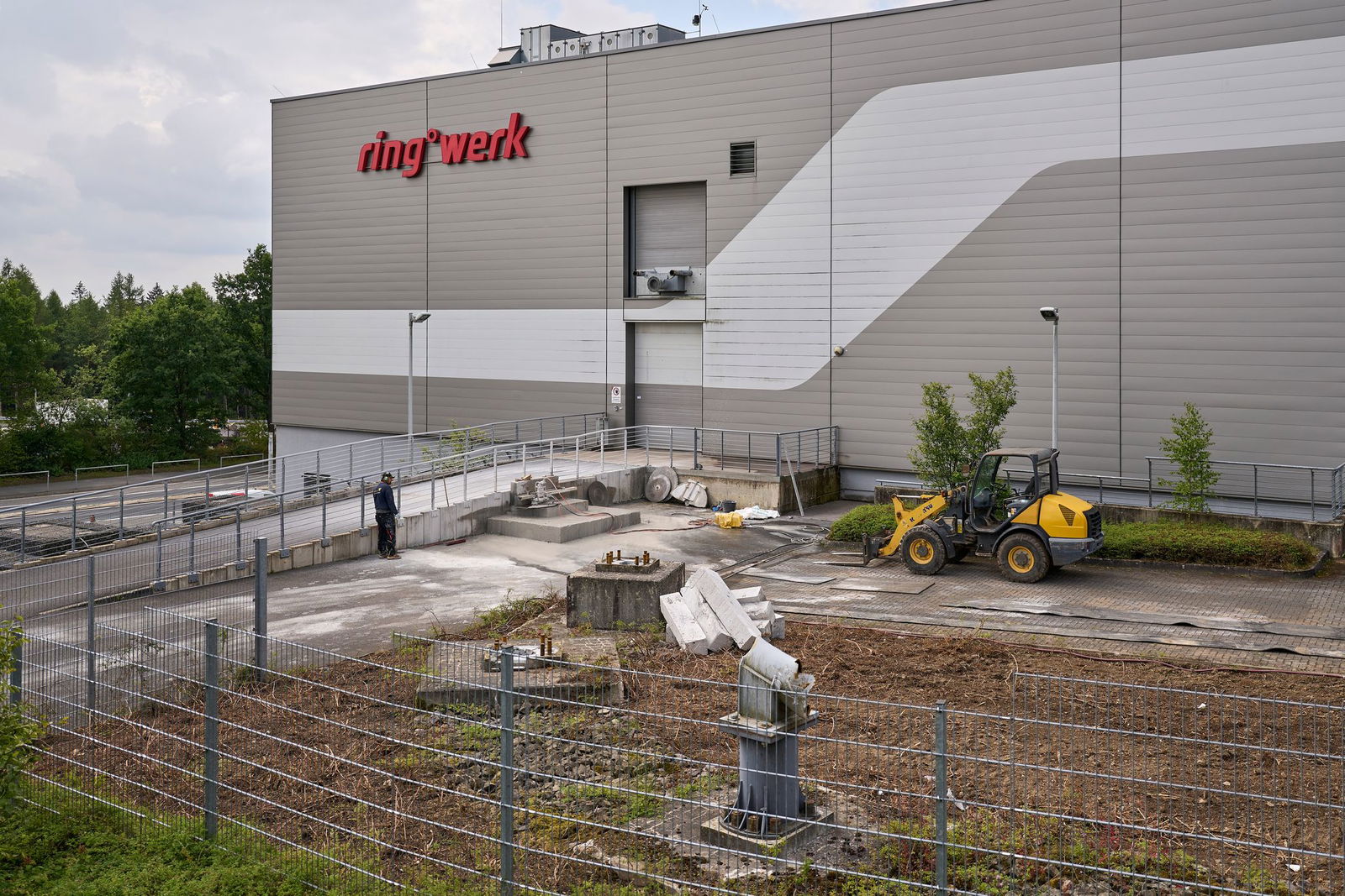 Wenn eine einstige Attraktion verschwindet: Bis Ende August soll ein Abschnitt der Achterbahn zurückgebaut werden.