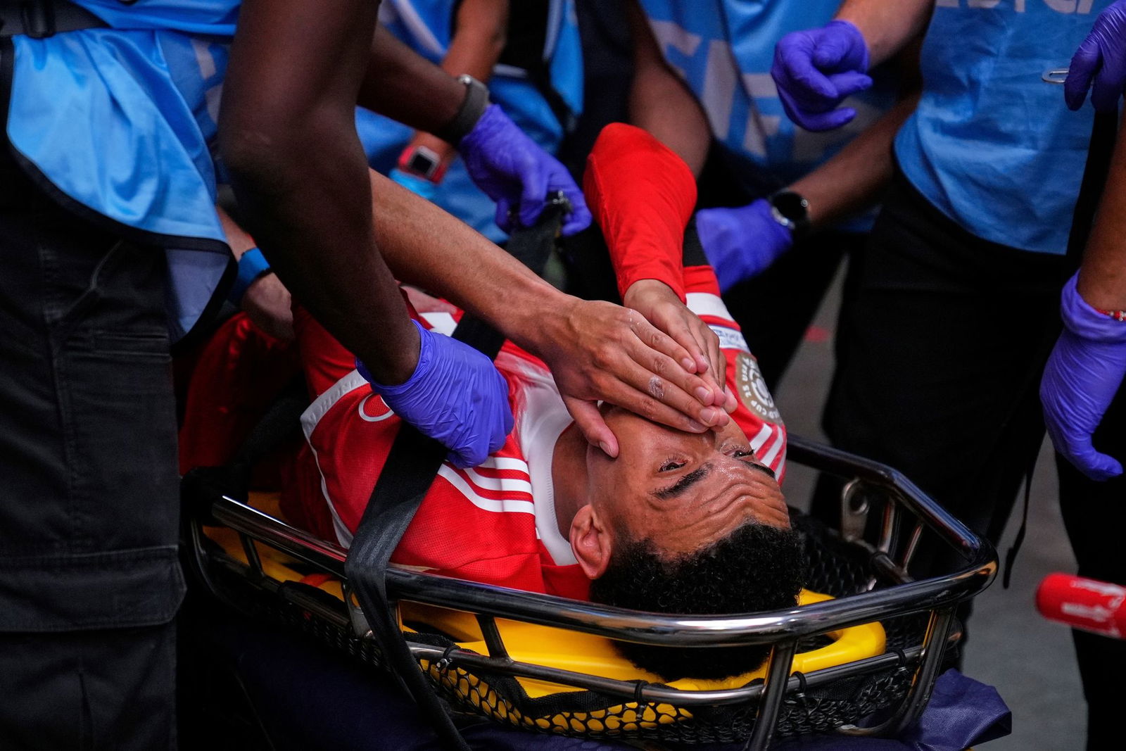 Jamal Musiala muss schwer verletzt abtransportiert werden.