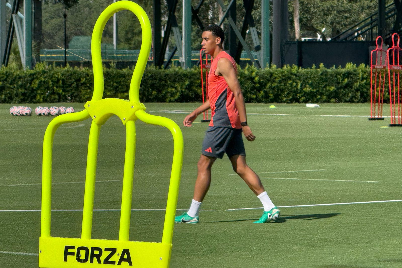 Zeit für die Startelf: Jamal Musiala im Muskelshirt auf dem Trainingsplatz.