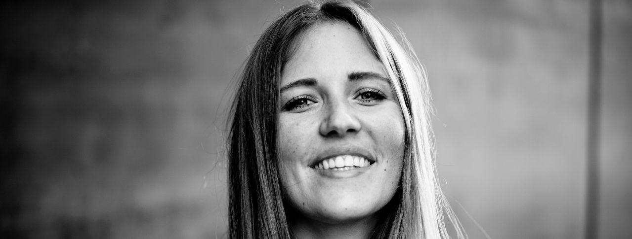 frau schwarz weiß schaut in kamera