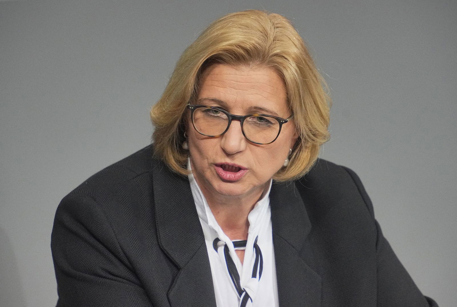 Die saarländische Regierungschefin Anke Rehlinger (SPD) hat gemeinsame Streifen als Alternative für die fortwährenden Grenzkontrollen zu Frankreich ins Spiel gebracht. (Archivbild)