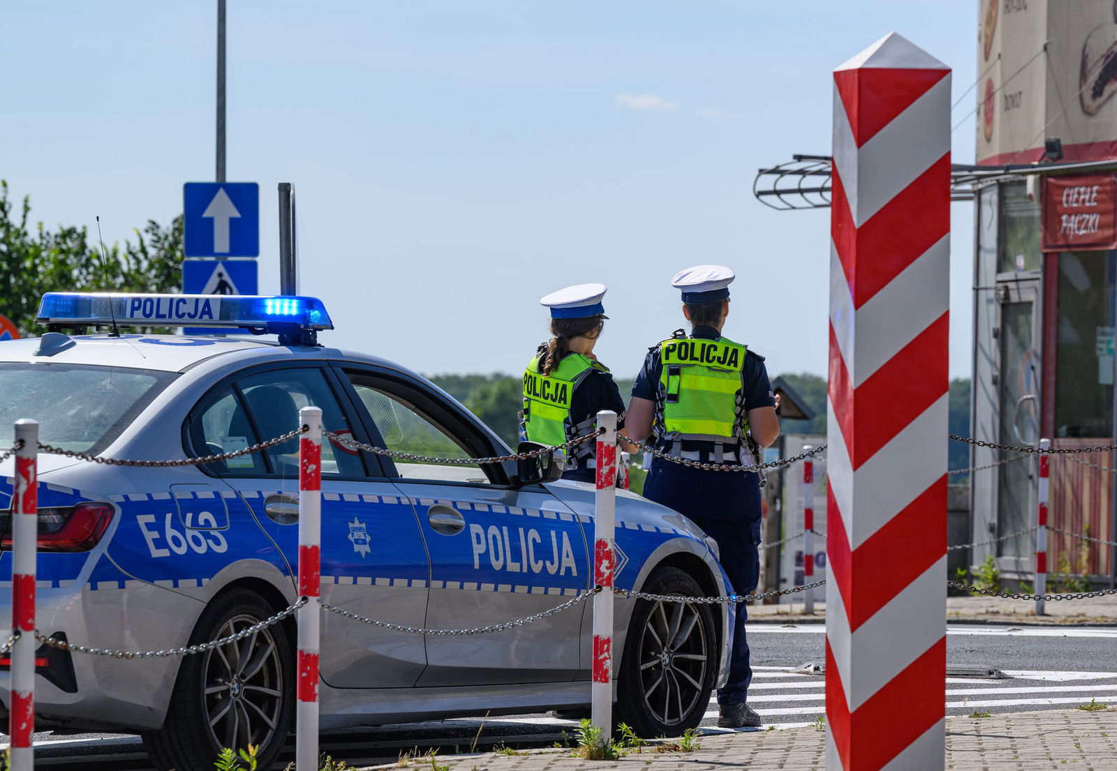 Polnische Polizistinnen stehen am deutsch-polnischen Grenzübergang Stadtbrücke zwischen Frankfurt (Oder) und Slubice.