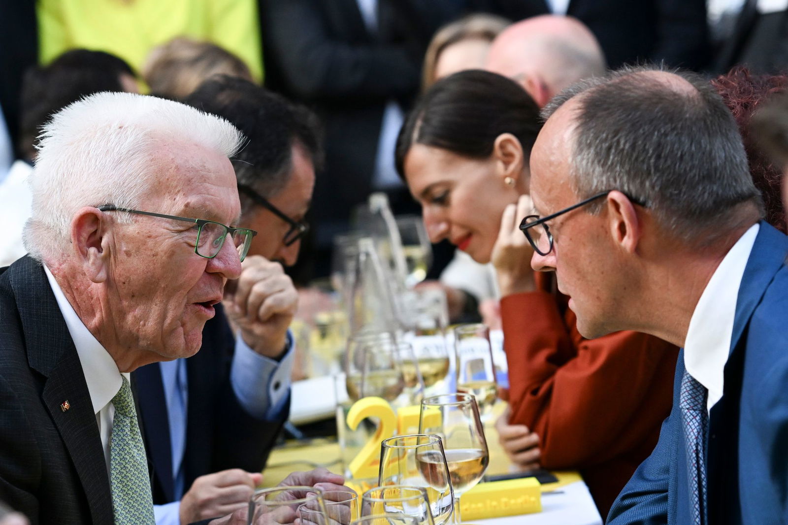 Wenn Baden-Württemberg feiert, dann kommt auch der Kanzler: Friedrich Merz gemeinsam mit Winfried Kretschmann bei der «Stallwächterparty» in der Landesvertretung von Baden-Württemberg in Berlin.