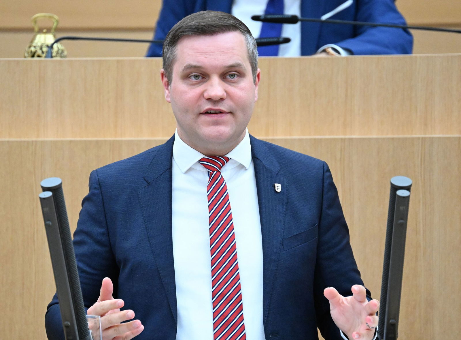 AfD-Fraktionschef Anton Baron verurteilt den Vorfall mit einem Hakenkreuz im Landtag. (Archivbild)
