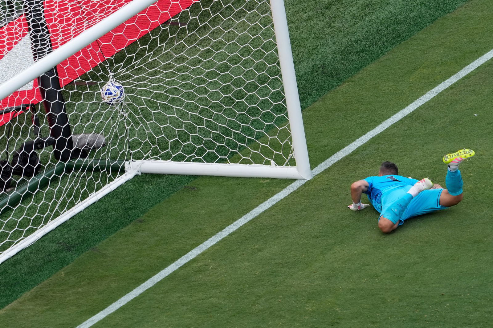 Fluminenses Torwart Fabio kann den Schuss von Chelseas João Pedro nicht abwehren. Der 44-Jährige fliegt ins Leere. 