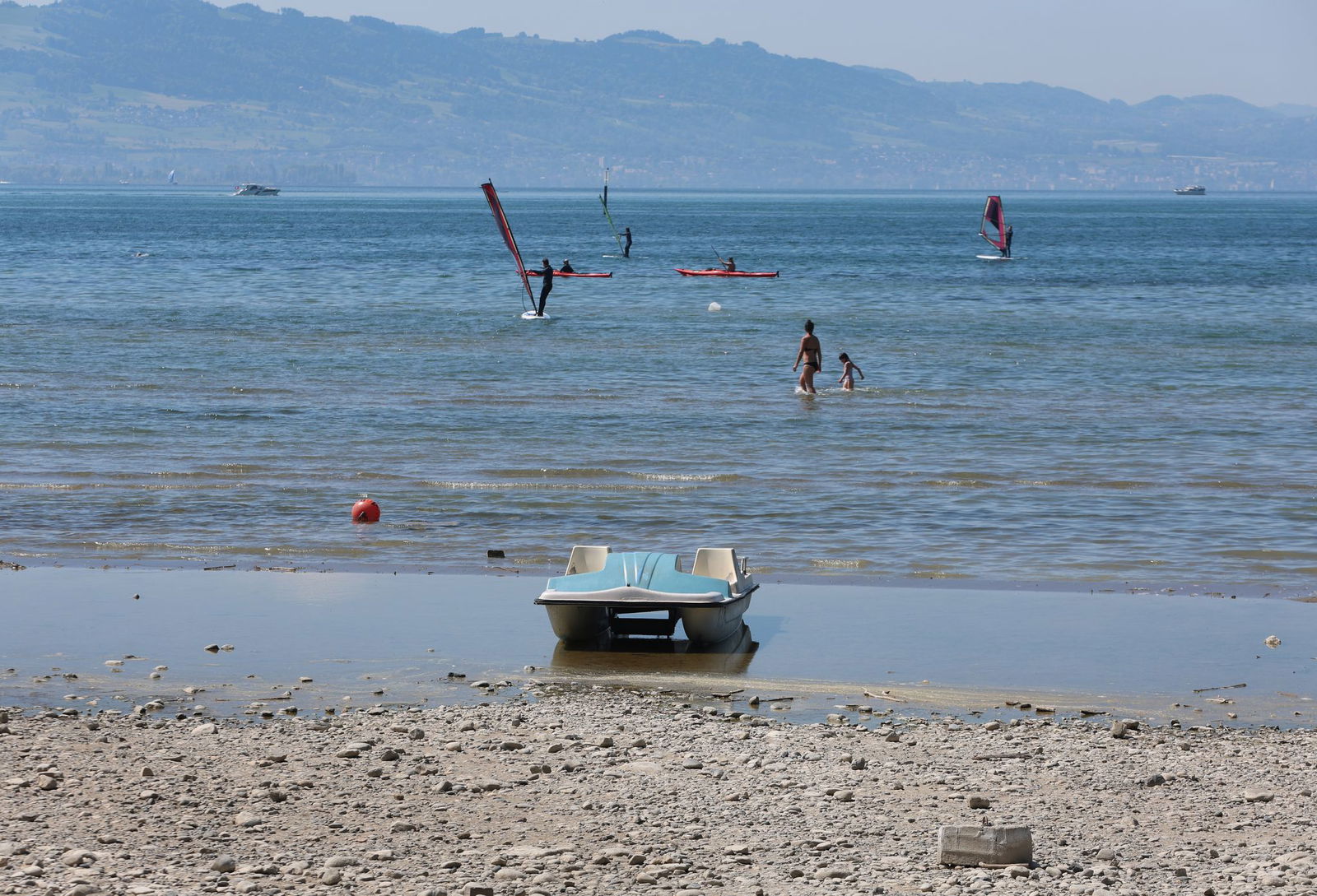 Die Polizei geht davon aus, dass ein Badeunfall am Bodensee tödlich endete. (Archivbild)