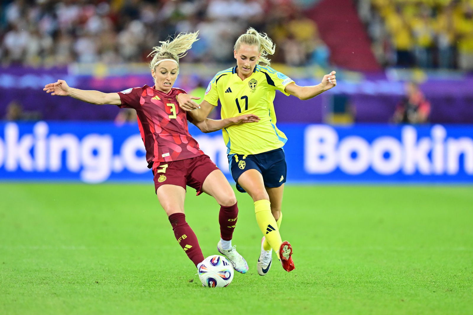 Kandidatin für die Startelf gegen Frankreich: Verteidigerin Kathrin Hendrich (l.). 