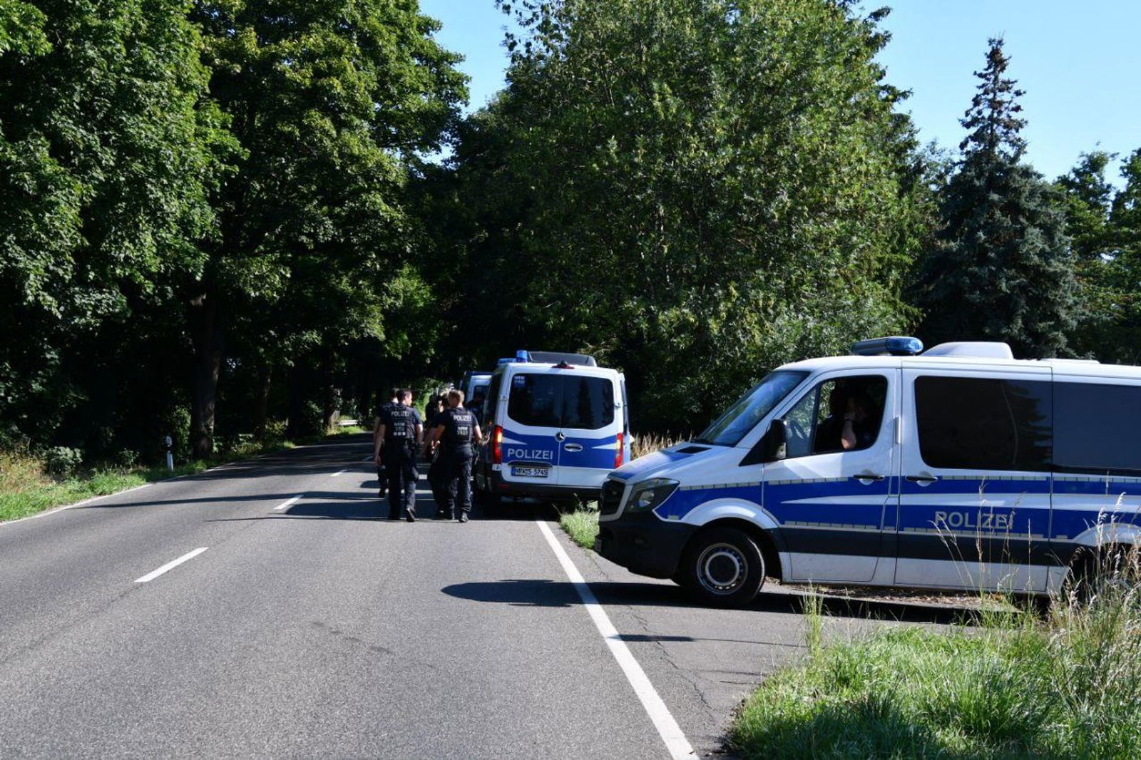 Rund 900 Polizisten durchsuchten in den drei Ländern über 30 Gebäude.