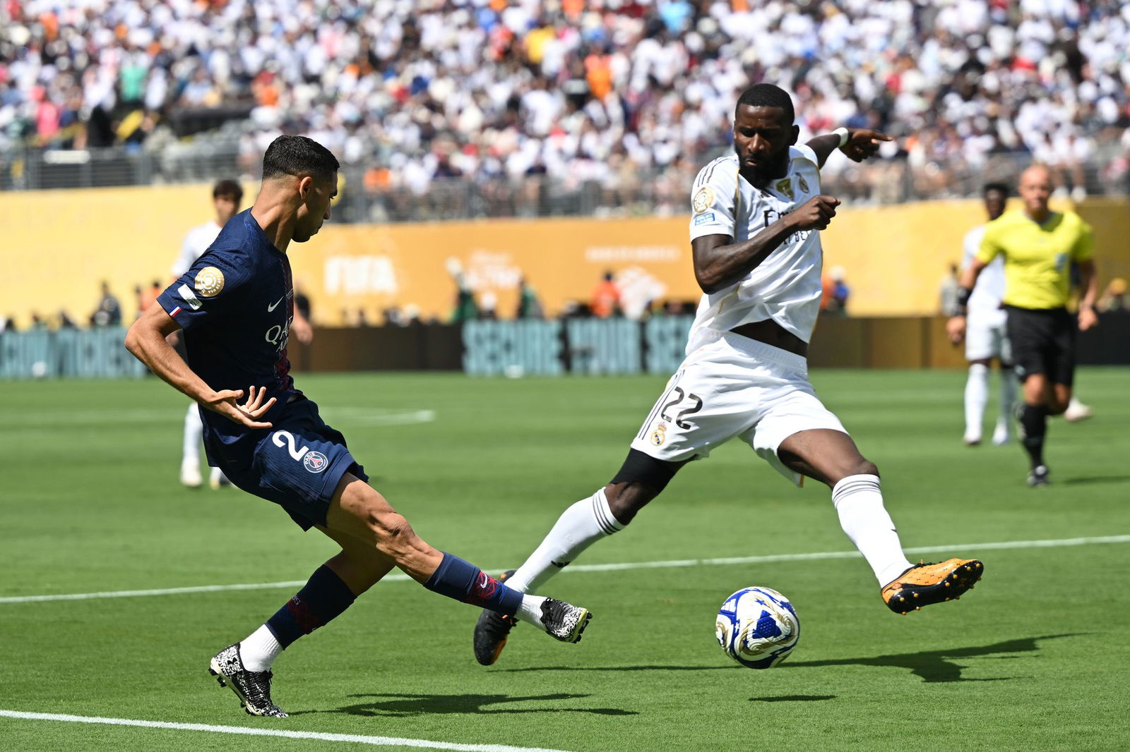 Auch Antonio Rüdiger (r), hier in Aktion gegen Achraf Hakimi, war völlig überfordert. Der DFB-Abwehrboss verschuldete das zweite Gegentor. 