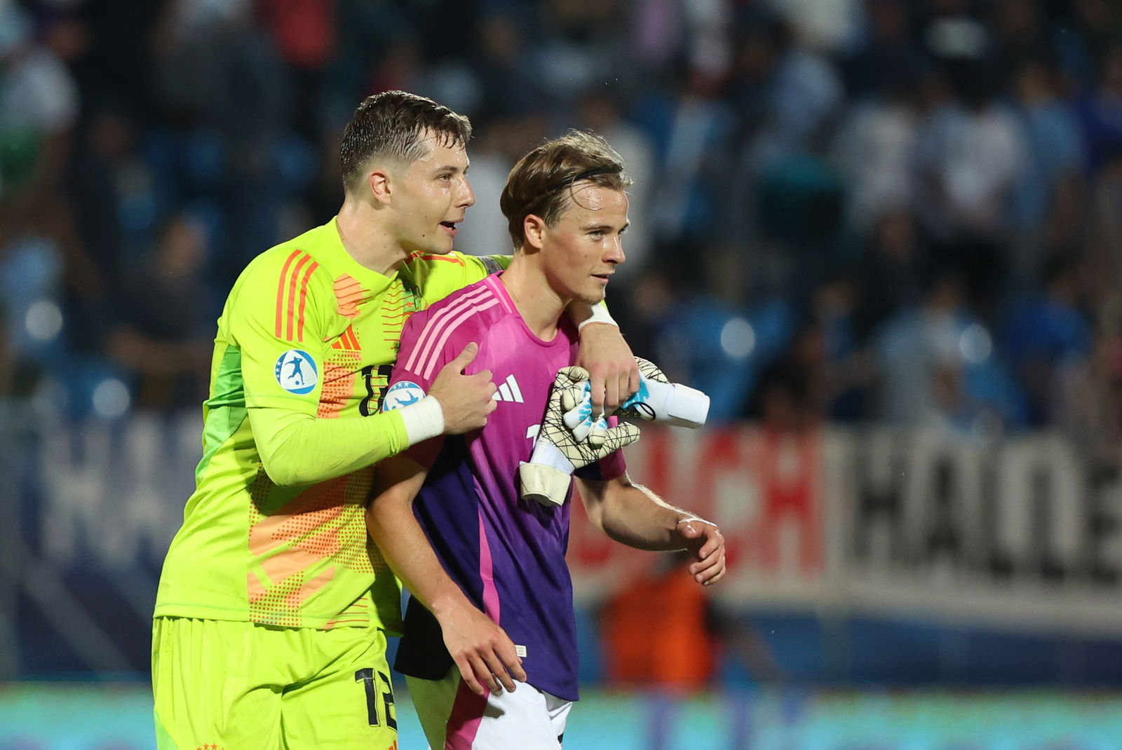 Der VfB Stuttgart soll sich mit Caspar Jander (r) beschäftigen, er gilt als einer von mehreren Kandidaten. 