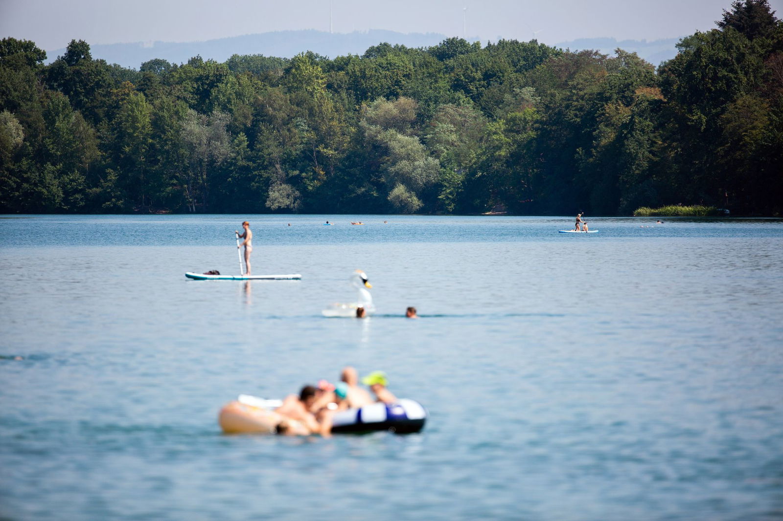 Wegen des Verdachts der sexuellen Belästigung ruft ein Mann die Polizei zu einem Badesee. (Symbolbild)