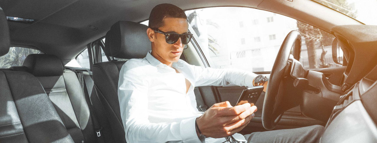 reicher mann im auto