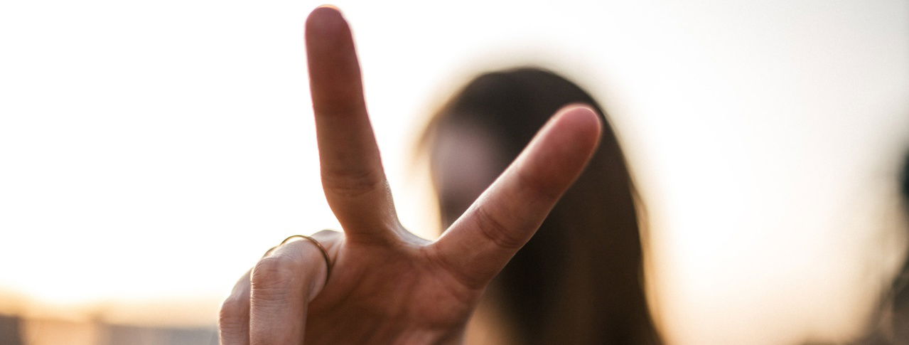 Frau zeigt großes Peace