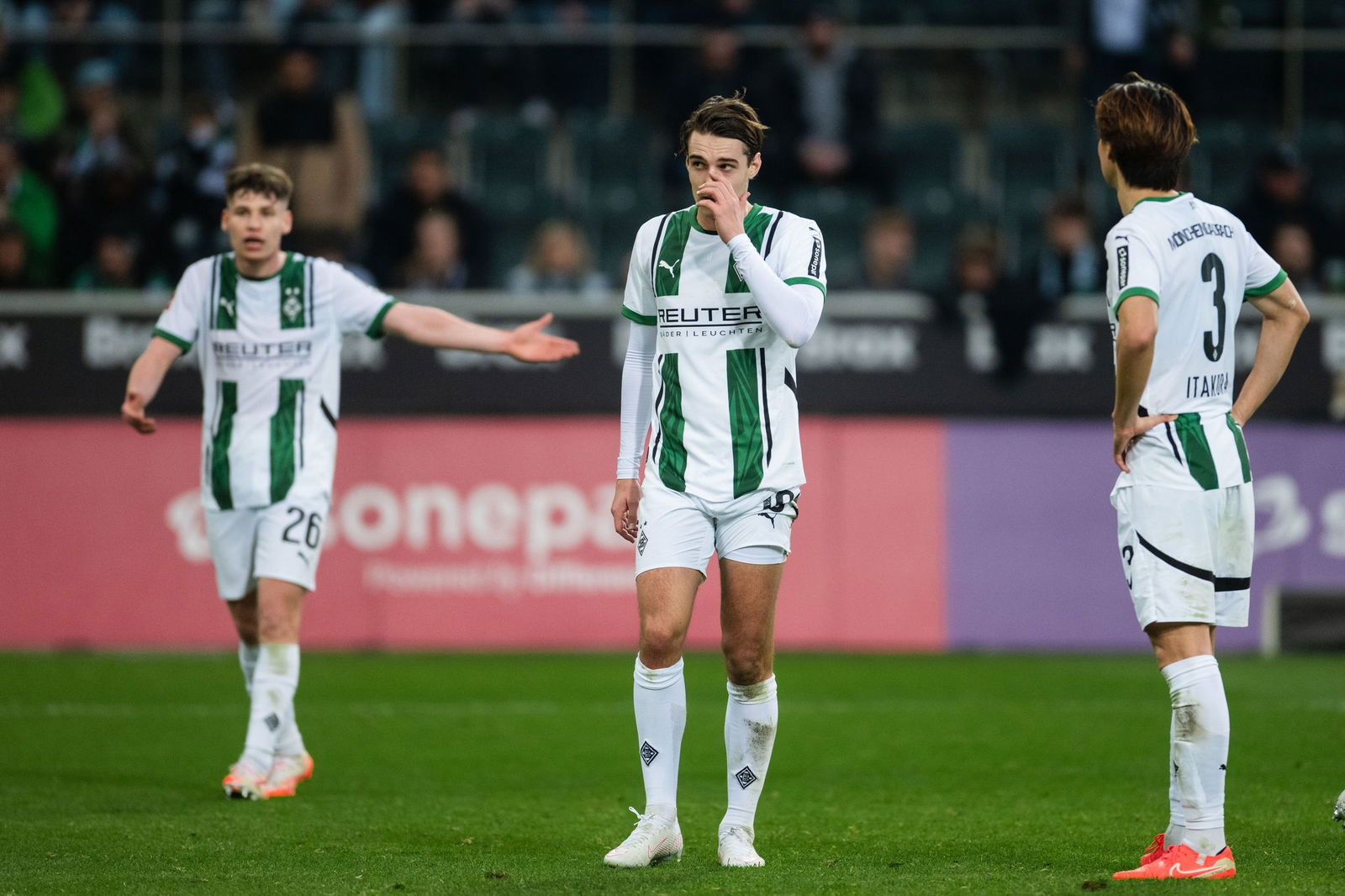 Über angebliche Geschehnisse auf Mallorca möchte Borussia Mönchengladbach mit Florian Neuhaus (M) sprechen.