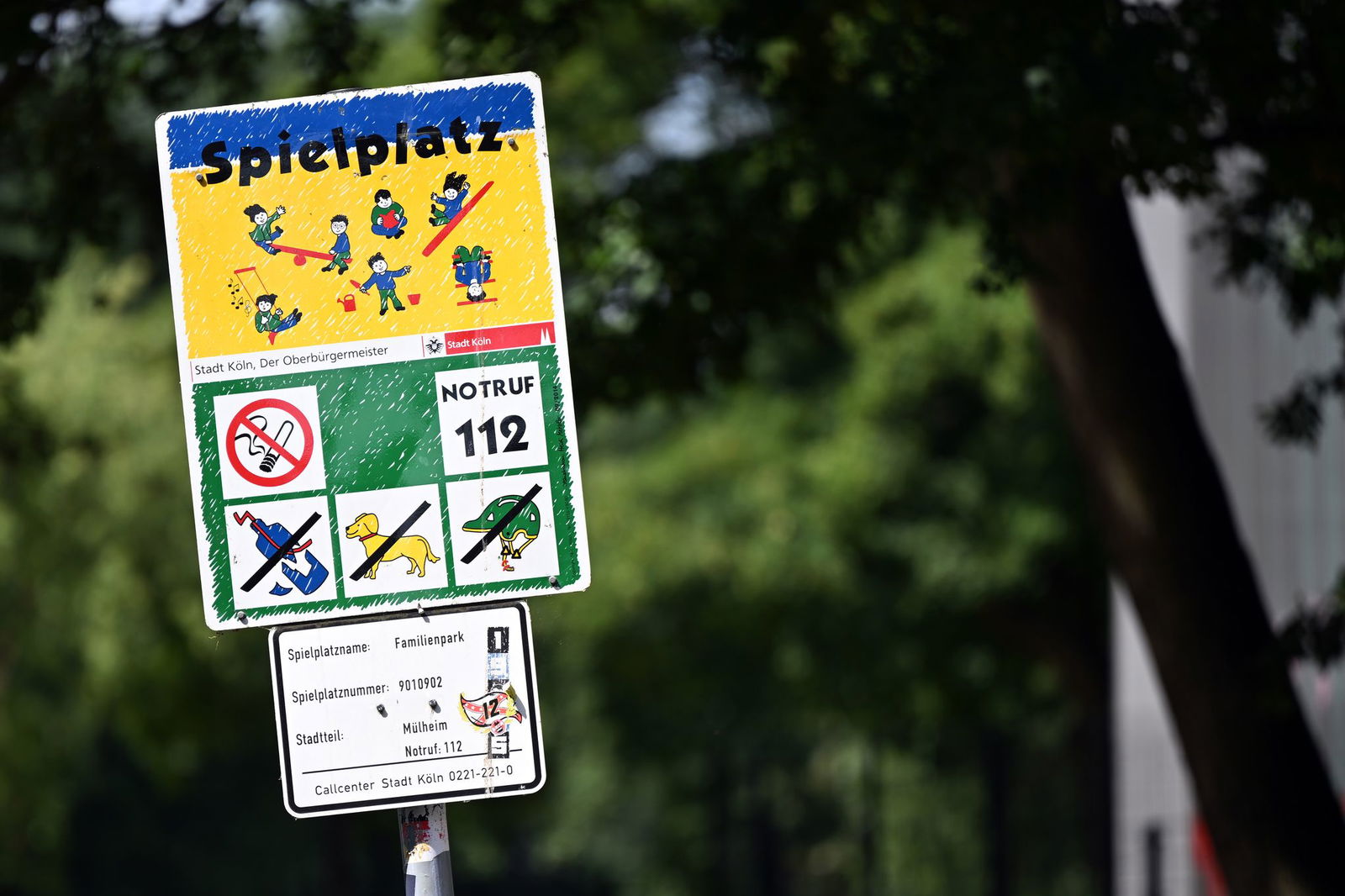 So sehen viele Kölner Spielplatz-Schilder bislang aus - ihre Stunden sind womöglich gezählt.