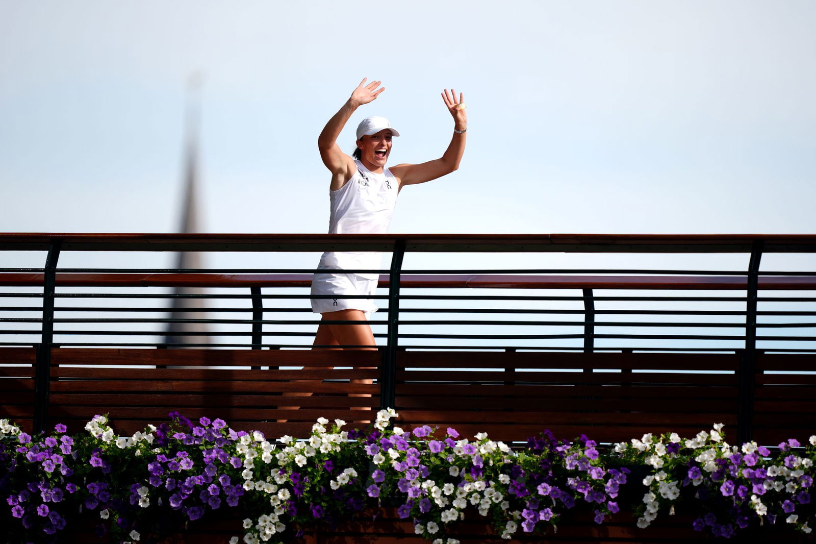 Iga Swiatek lässt sich von den Fans auf einer Brücke vom Centre Court in Wimbledon feiern.