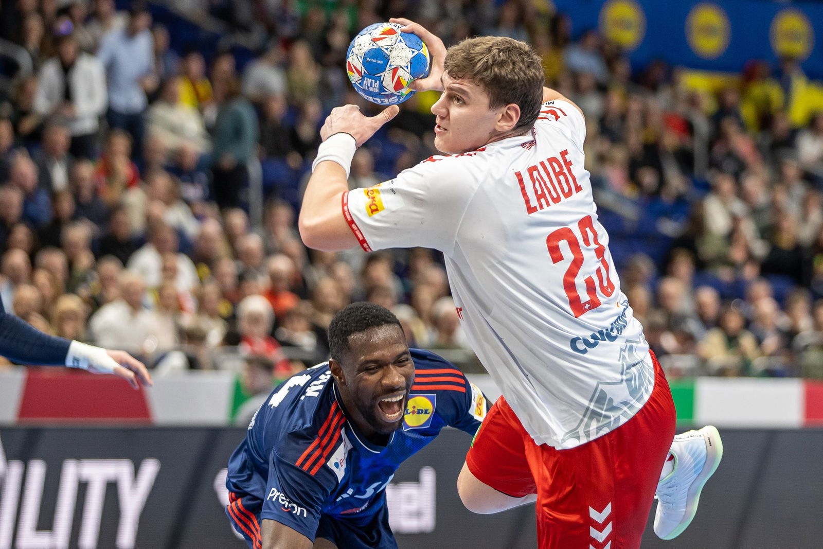 Der Schweizer Nationalspieler Lukas Laube wechselt vom TVB Stuttgart zum THW Kiel.
