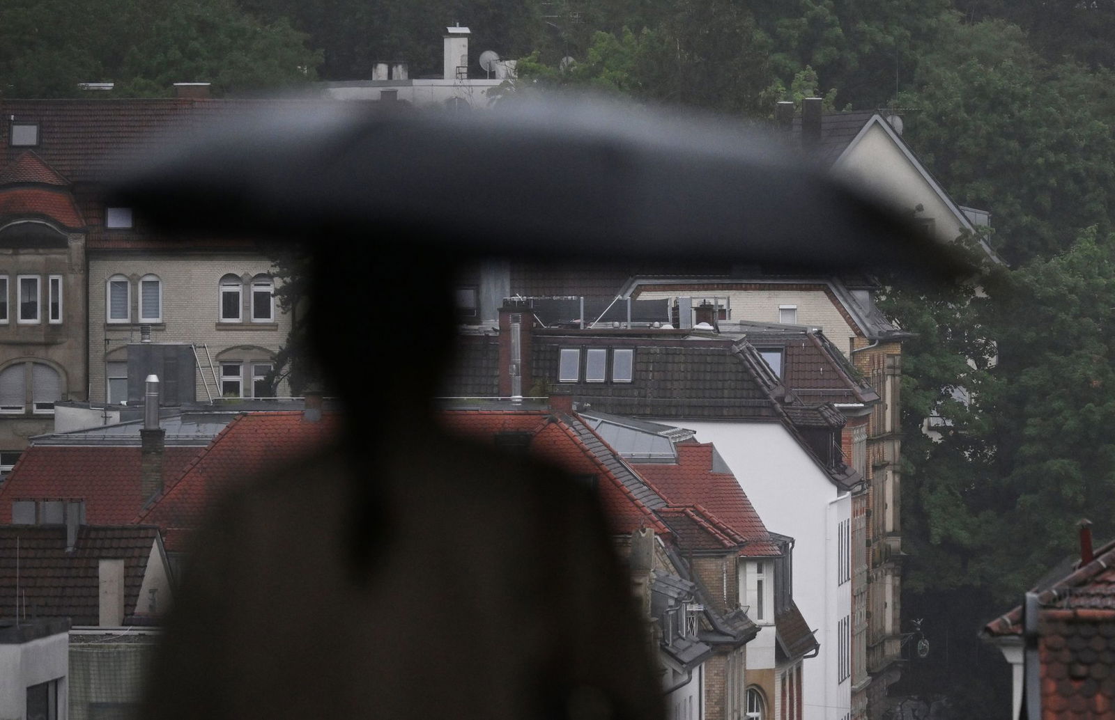 Der Regenschirm wurde vor allem in der zweiten Hälfte des Juli für viele zum täglichen Begleiter. (Archivbild)