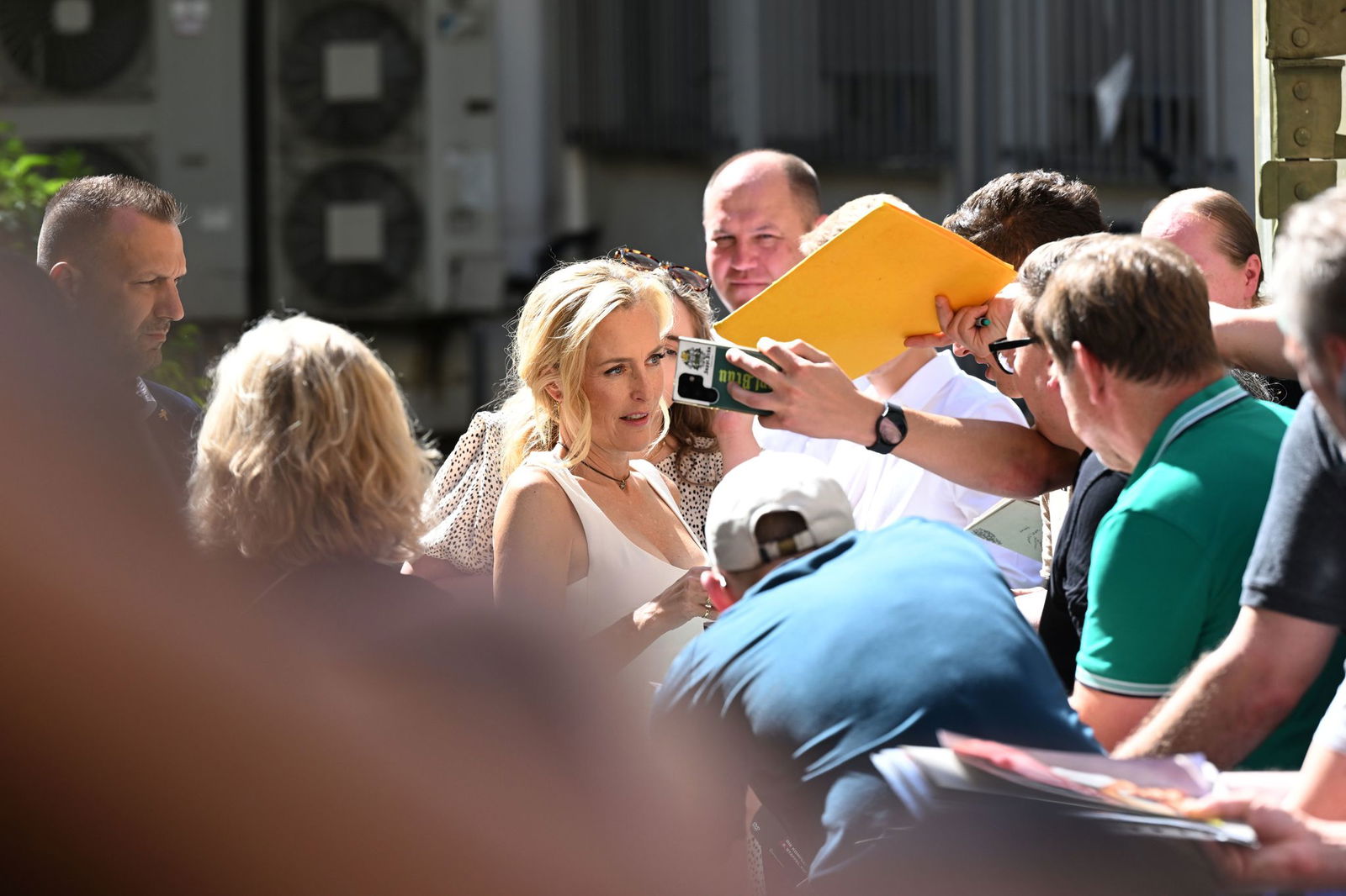 Vor dem Deutschen Theater hatten sich viele Fans eingefunden. Geduldig erfüllte Anderson ihre Wünsche nach Autogrammen und Selfies.