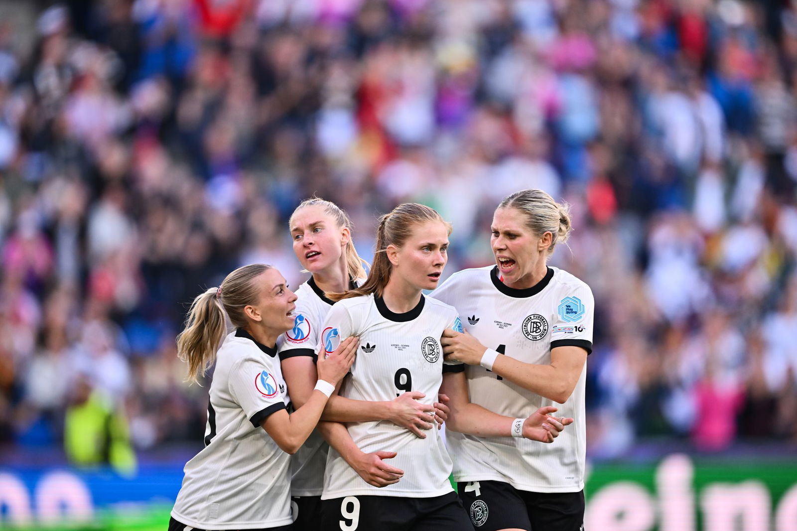 Jubel um Elfmeterschützin Sjoeke Nüsken (M).