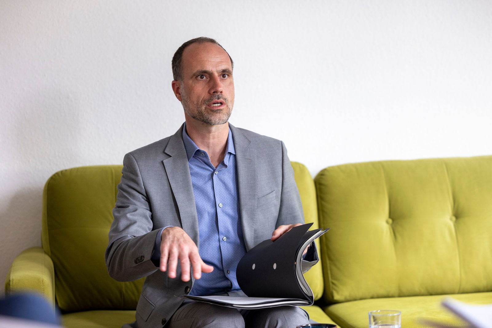 Gesundheitsminister Clemens Hoch (SPD) will die Früherkennung von Rheuma verbessern.