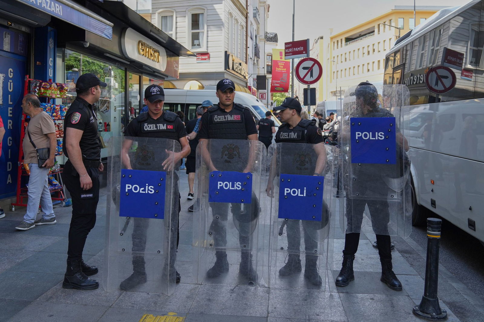 Türkische Polizisten stehen in einer Sicherheitslinie während des jährlichen LGBTQ+ Pride Marsches.