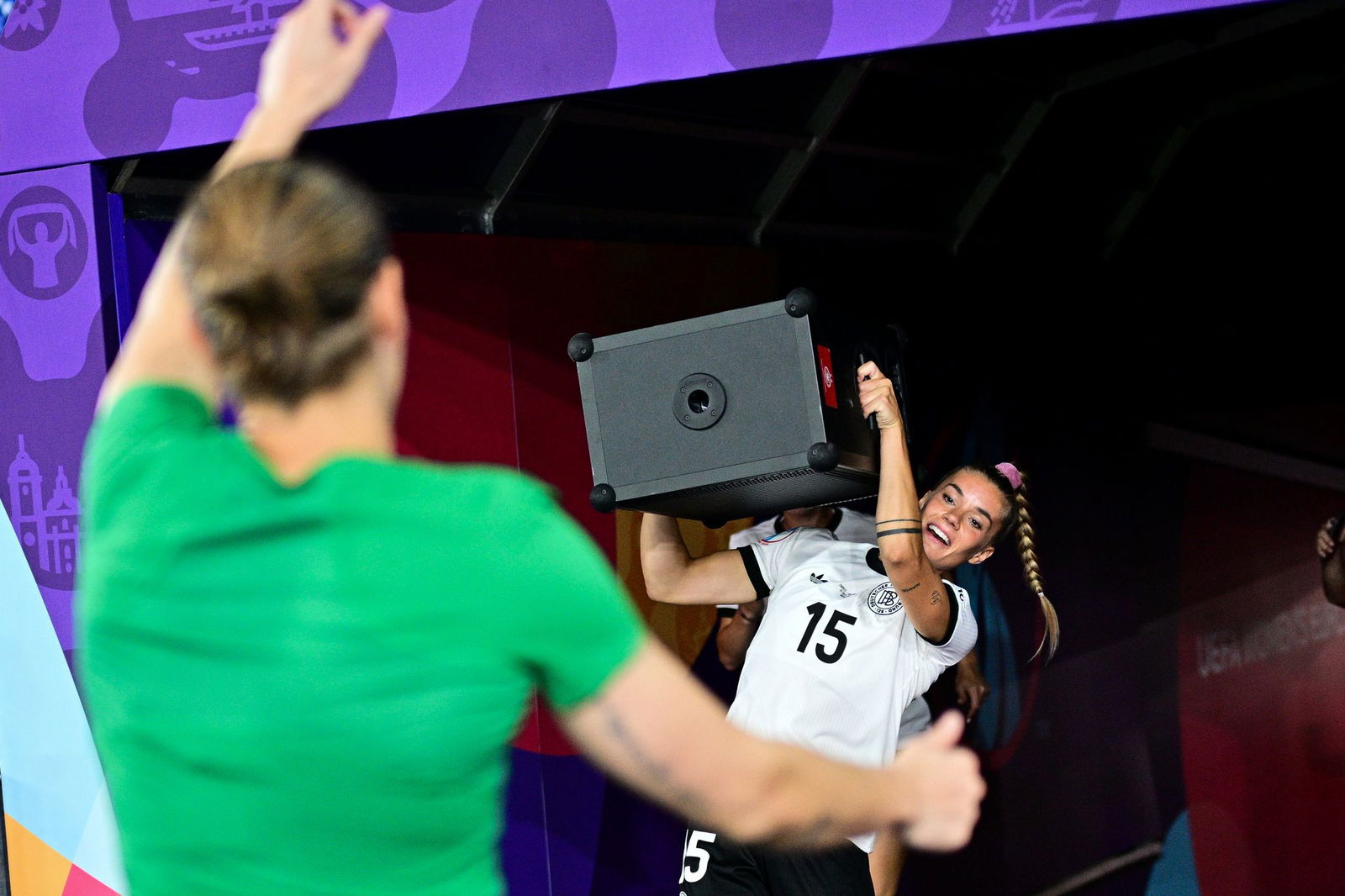 Extra-Musik für Ann-Katrin Berger: Mitspielerin Selina Cerci im Party-Modus.