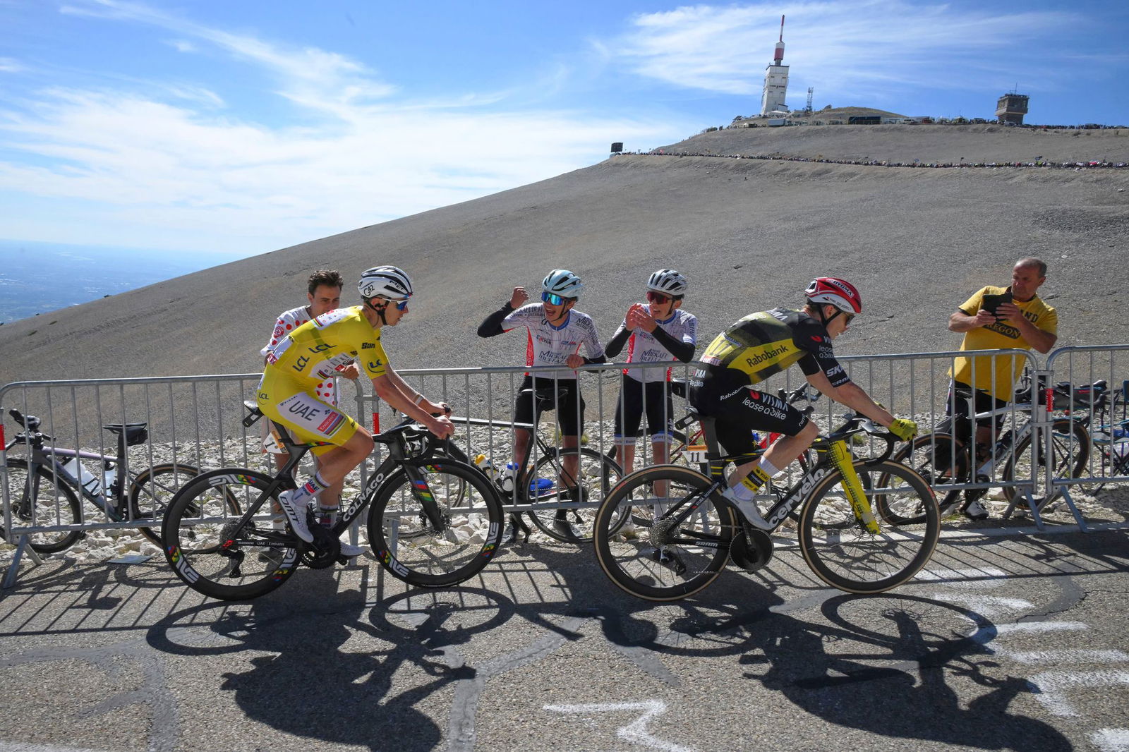 In den Alpen wird ein erneuter Schlagabtausch zwischen Tadej Pogacar (l.) und Jonas Vingegaard erwartet. 