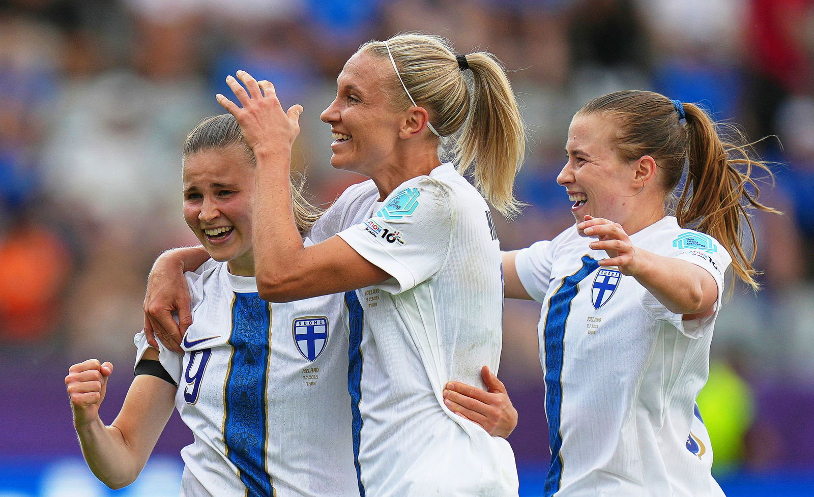 Finnland bejubelt das Siegtor durch Katariina Kosola (l).