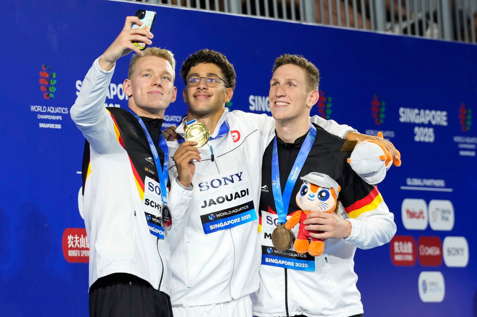 Sven Schwarz hält den für ihn historischen Moment mit dem Handy fest.