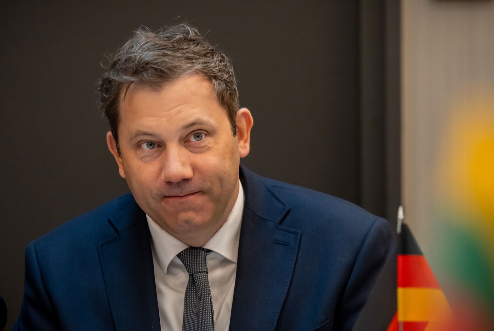 Bundesfinanzminister Lars Klingbeil (SPD) erinnert seine Kabinettskolleginnen und -kollegen ans Sparen. (Archivbild)