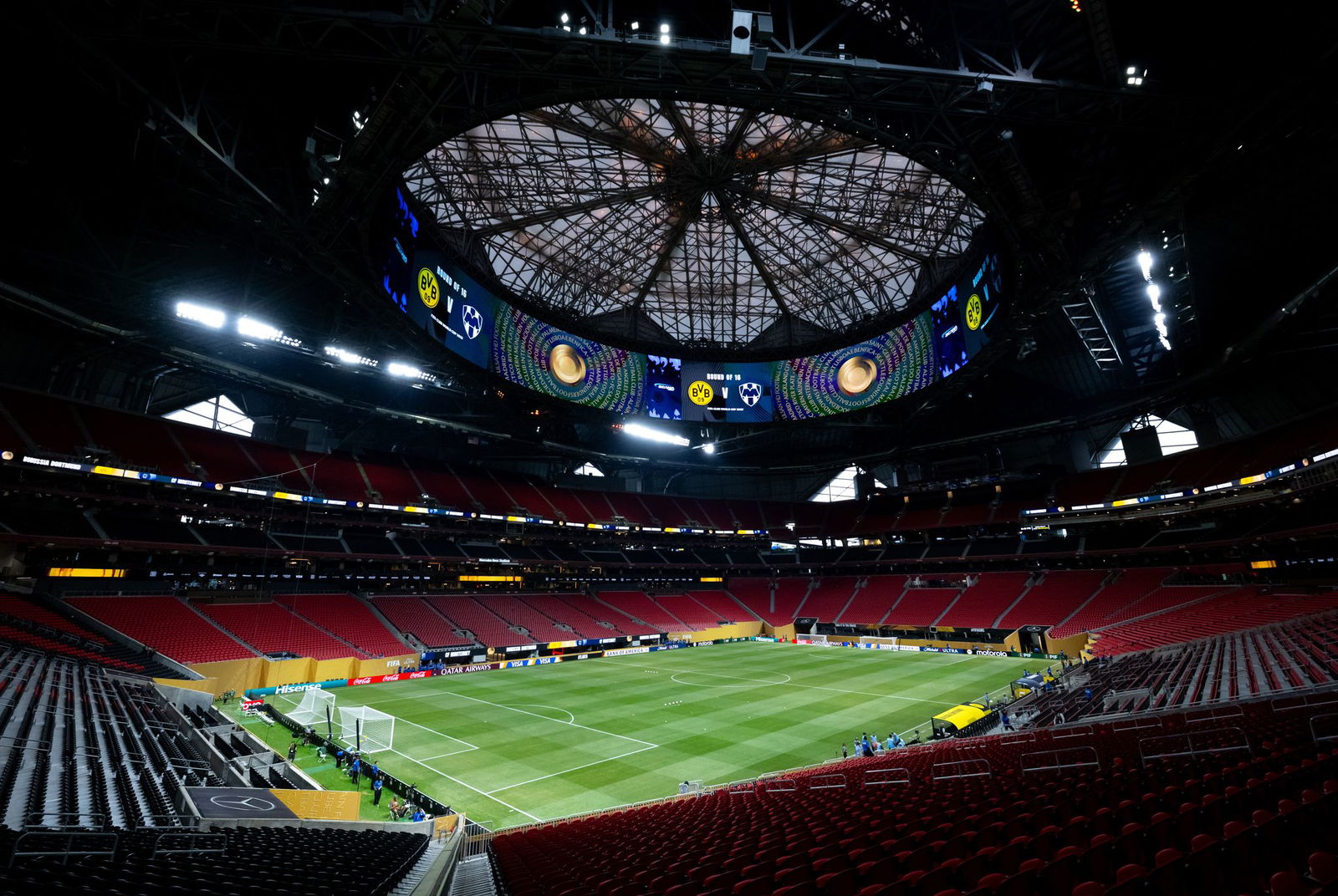 Dach zu: Im imposanten - und vor allem - klimatisierten Stadion von Atlanta kämpfen die Bayern gegen Paris um den Einzug ins WM-Halbfinale. 