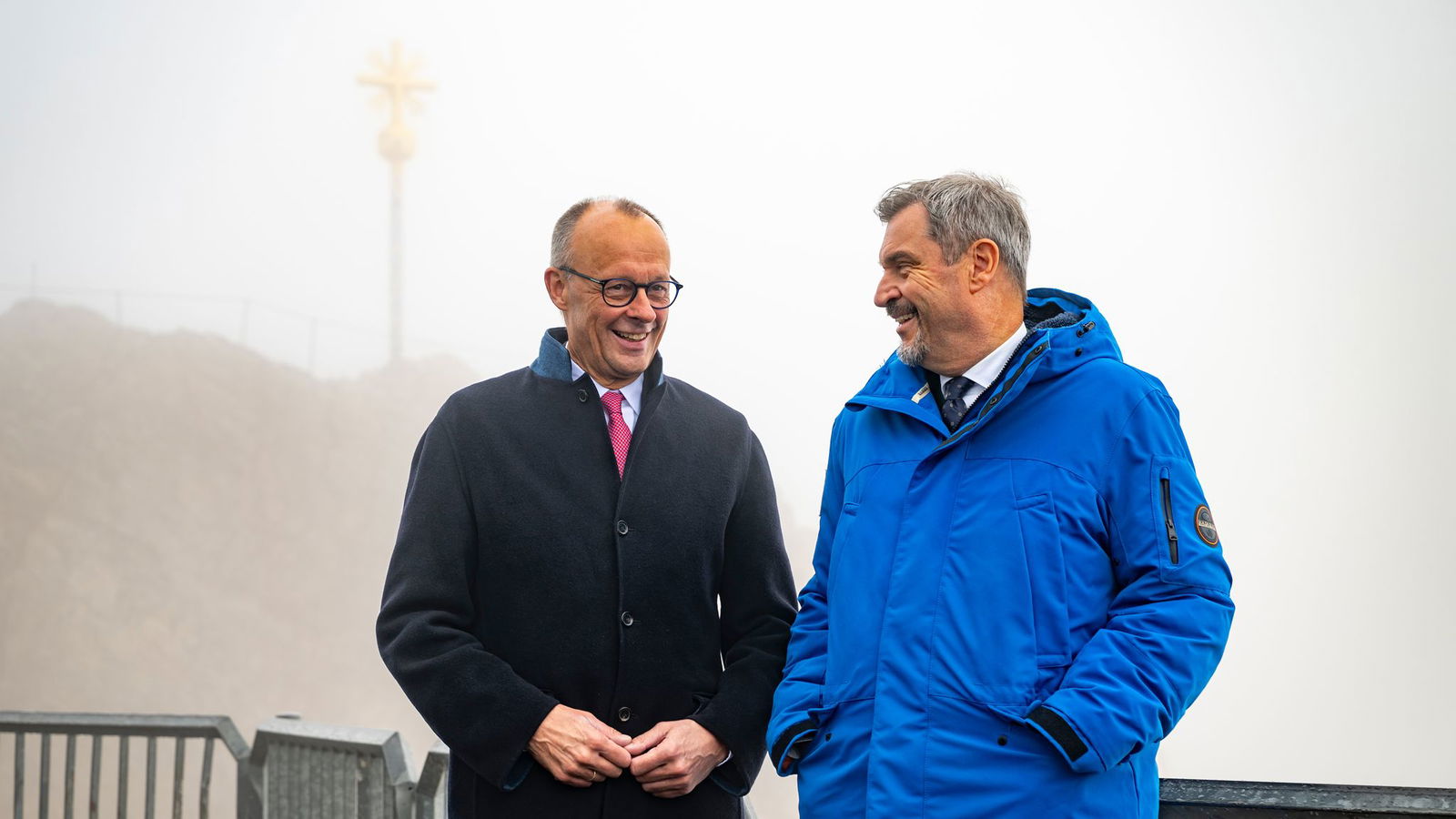 In den Wolken: Merz und Söder auf der Zugspitze.