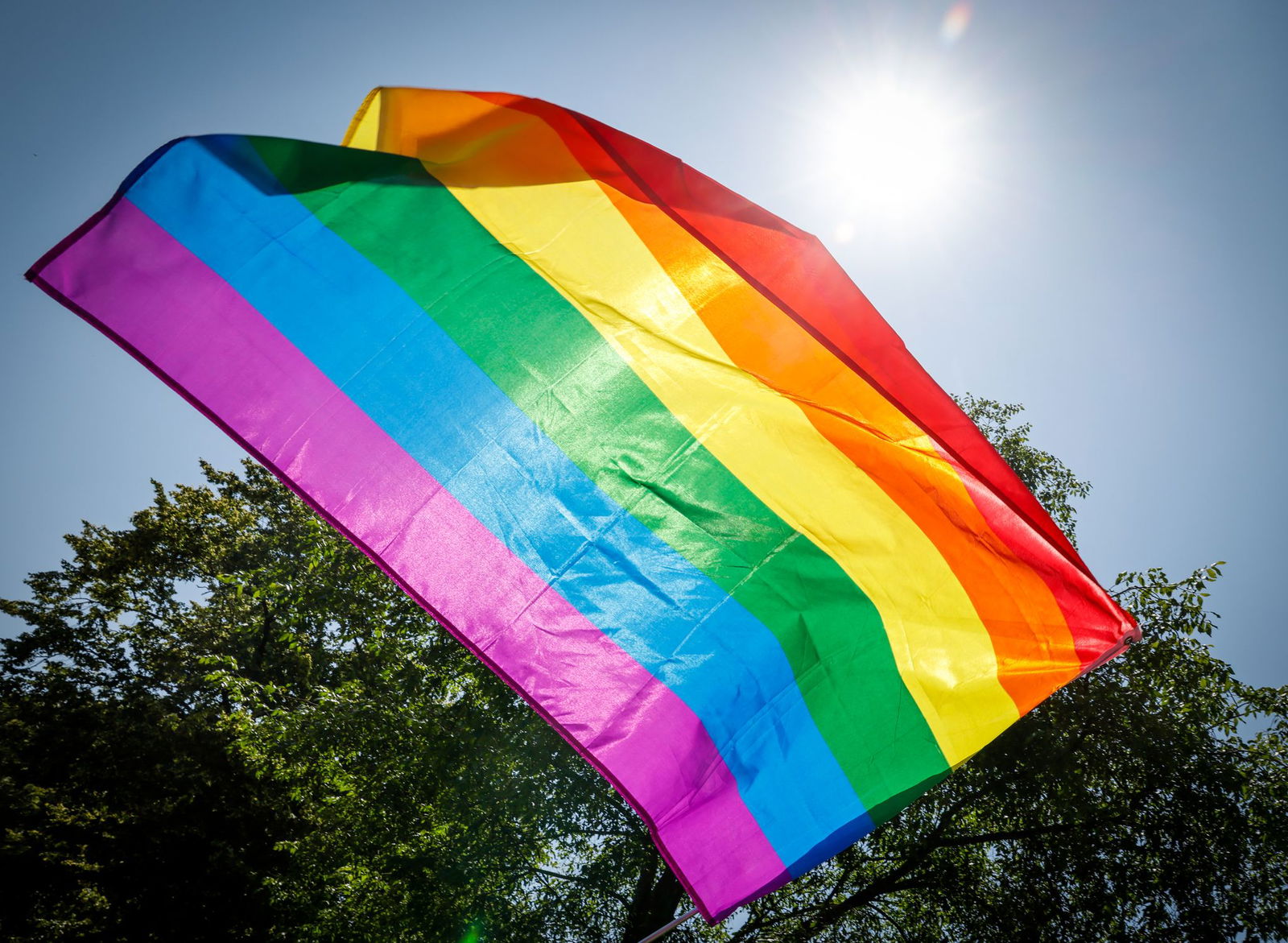 Rund 1.000 Menschen kamen zur Pride-Parade in Trier zusammen. (Symbolbild)