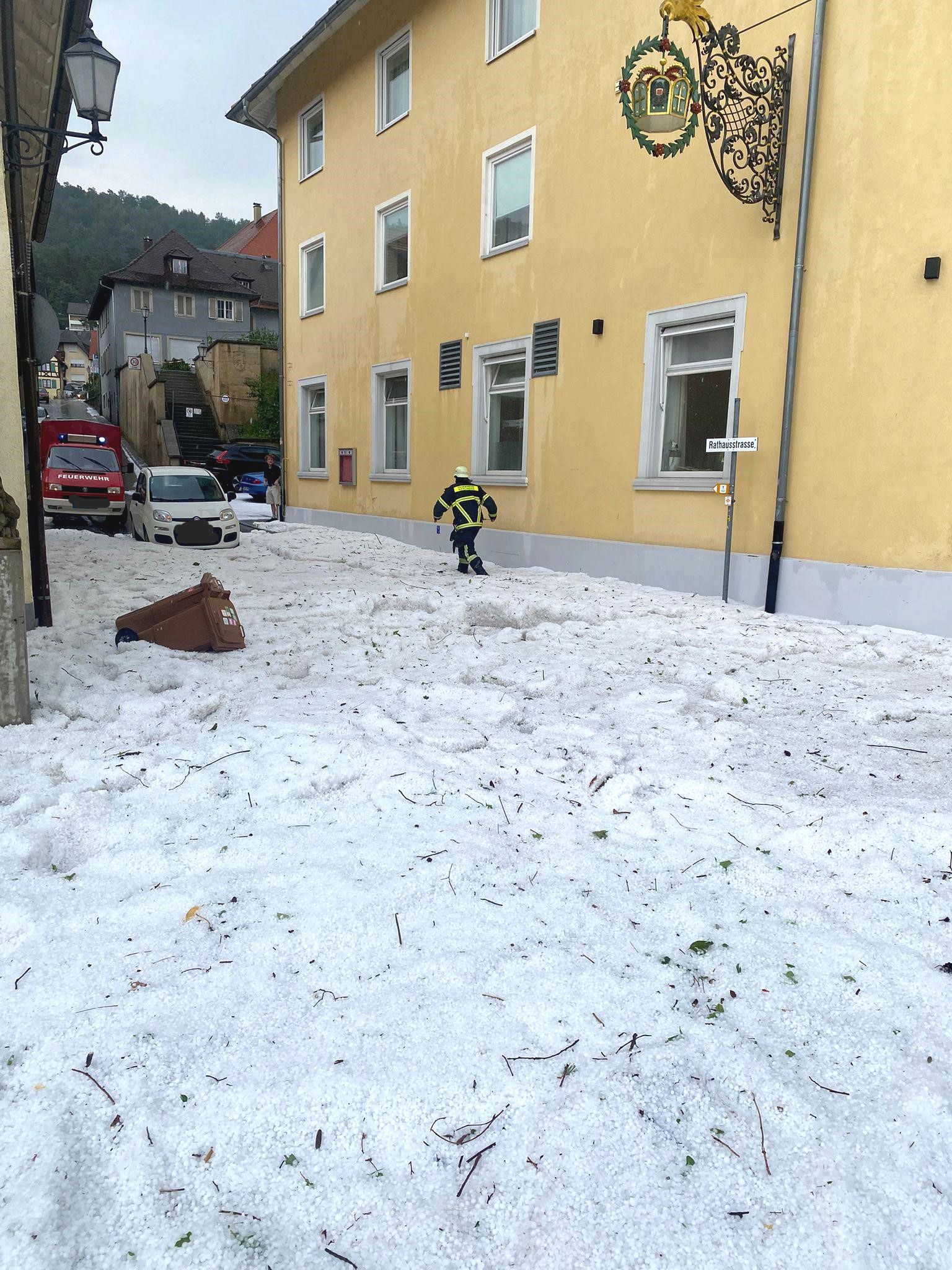 Der Hagel habe sich auf einer Höhe von einem halben Meter getürmt. 