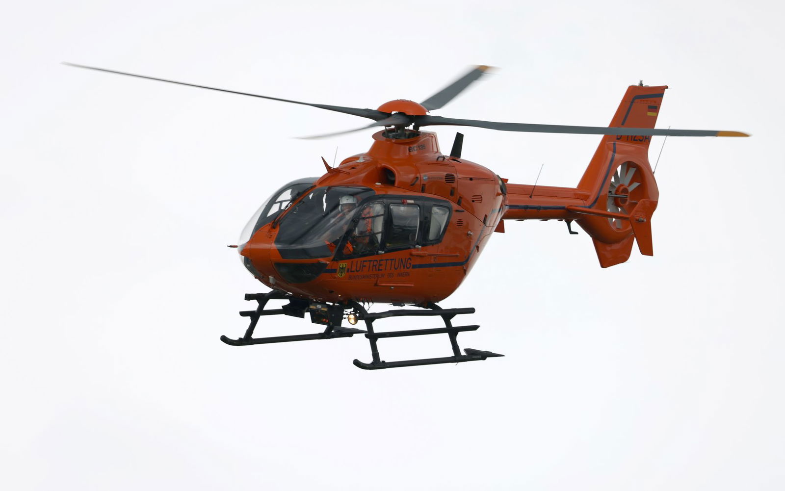 Die 28-Jährige wurde per Rettungshubschrauber in eine Klinik gebracht. (Symbolbild)