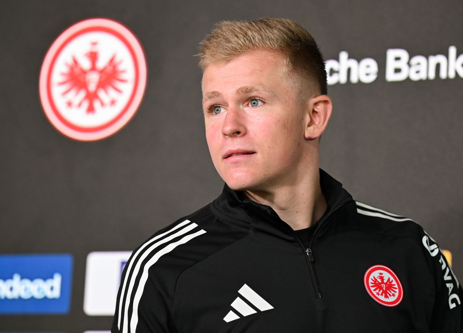 Spricht bei einer Pressekonferenz: Stürmer Burkardt.