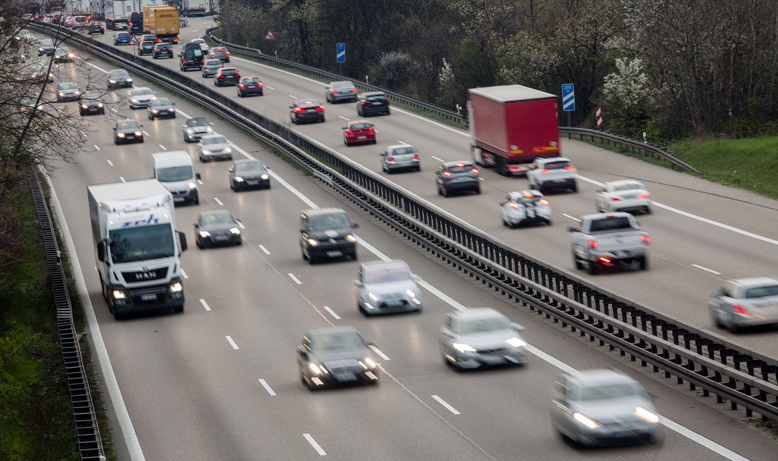 Das wird wieder Staus geben: Vom 22. bis 25. August wird die A8 bei Pforzheim wegen Reparaturarbeiten gesperrt. (Symbolbild)