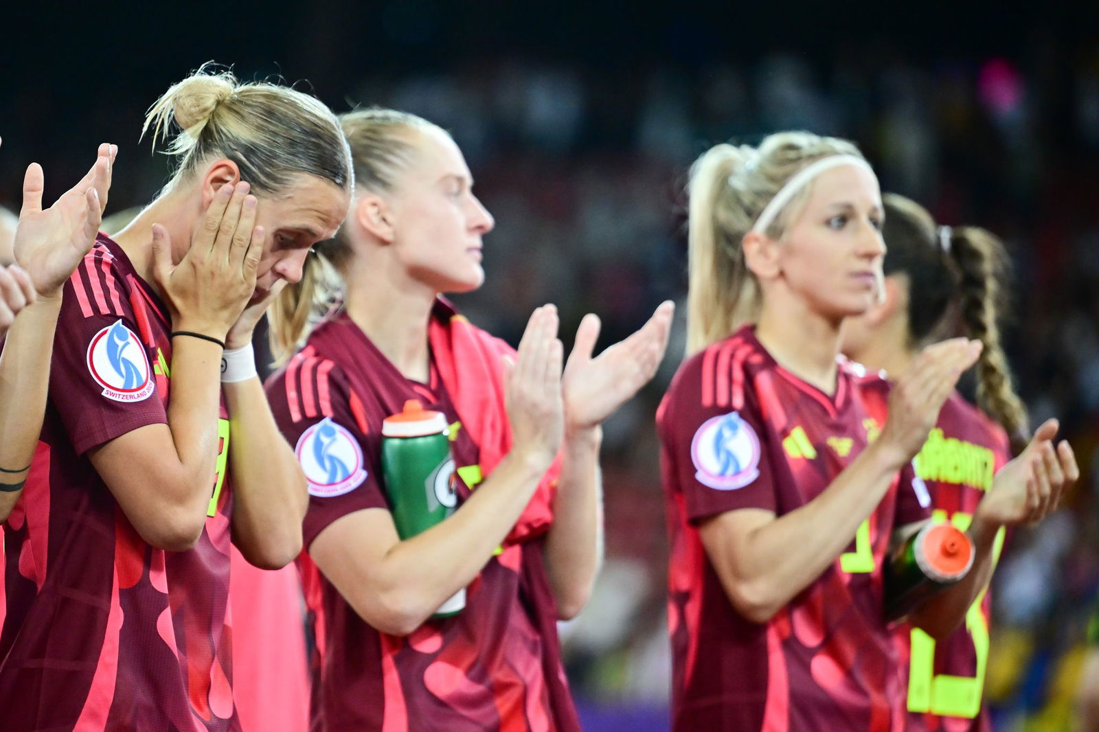 Frust nach dem 1:4: Klara Bühl, Janina Minge und Kathrin Hendrich (v.l.n.r.).