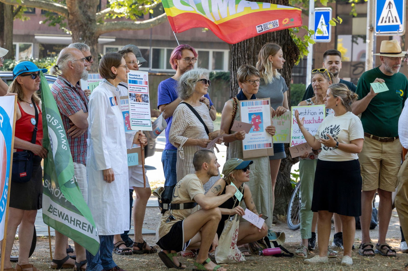 In direkter Nachbarschaft des Landtages demonstrierten Vertreter unter anderem von Fridays for Future und Scientists for Future für mehr Klimaschutz und sprachen mit Ministerin Eder. 