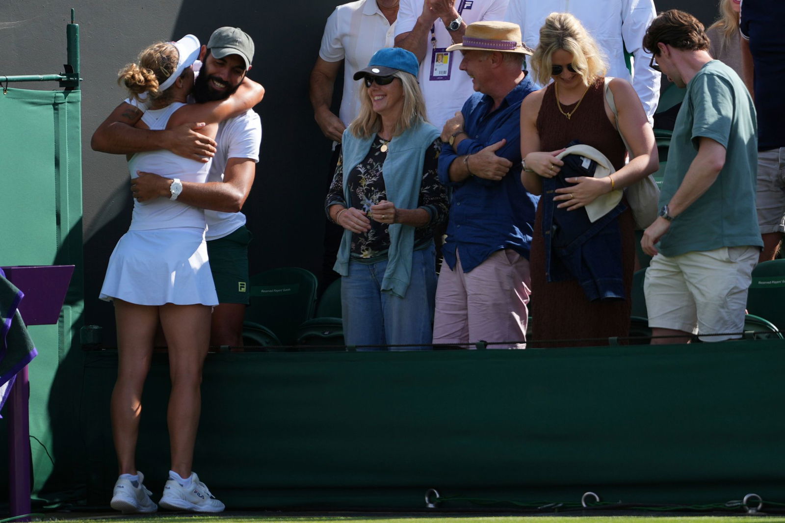 Laura Siegemund umarmt ihren Freund und Trainer Antonio Zucca.