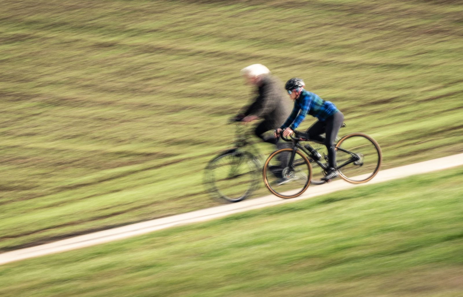 Der Rennradfahrer bleibt unverletzt. (Symbolbild)