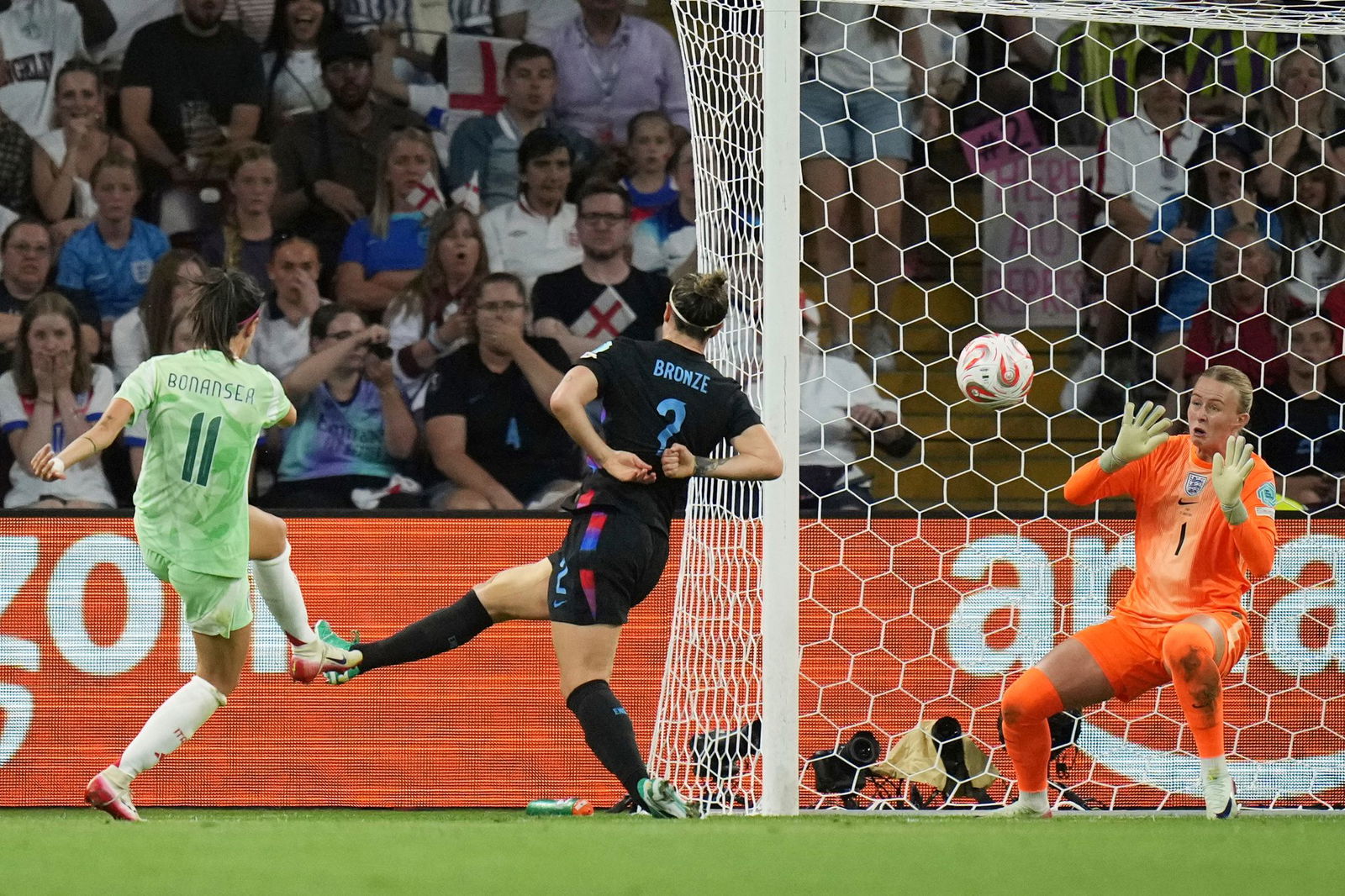 Wuchtiger Schuss ins Glück: Barbara Bonansea trifft zum 1:0 für Italien.