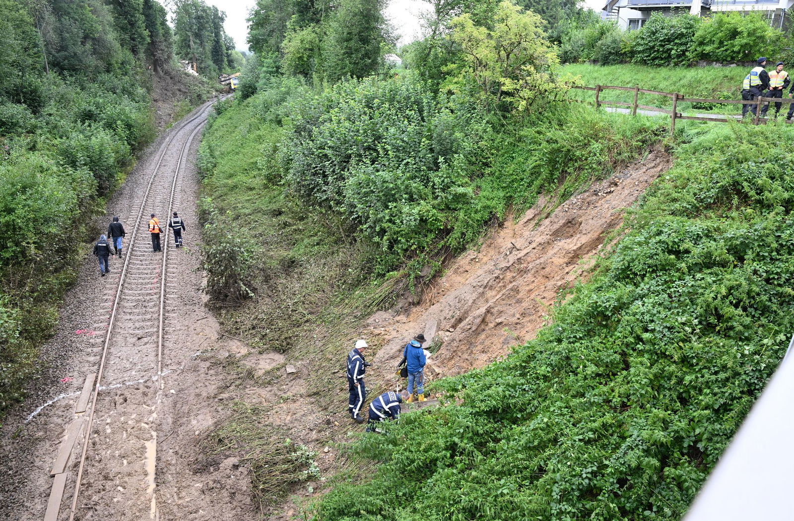 Nach ersten Erkenntnissen hat ein Hangrutsch das Unglück ausgelöst.