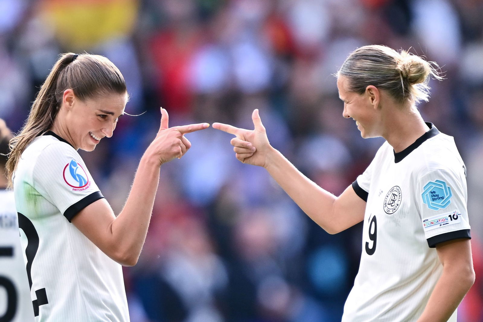 Deutsche Flügelzange: Jule Brand (l) und Klara Bühl.