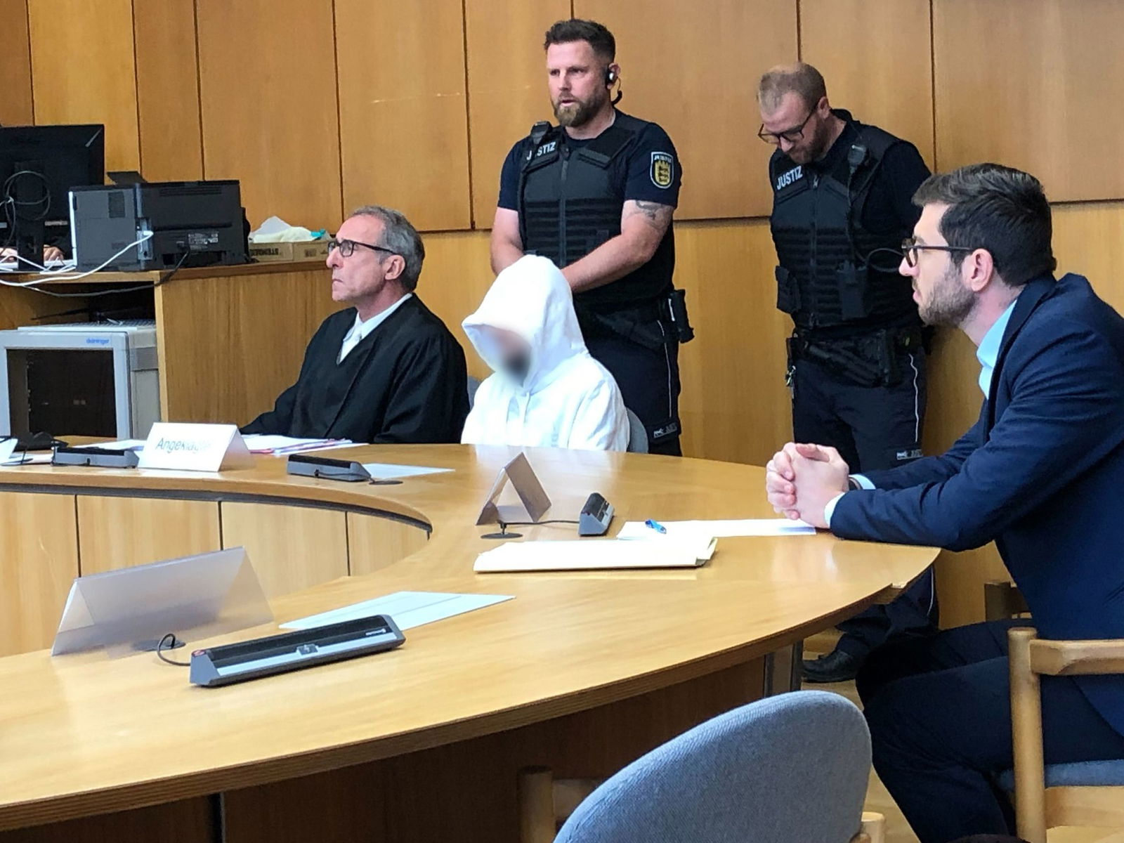 Der Angeklagte äußert sich nicht zu der Bluttat.