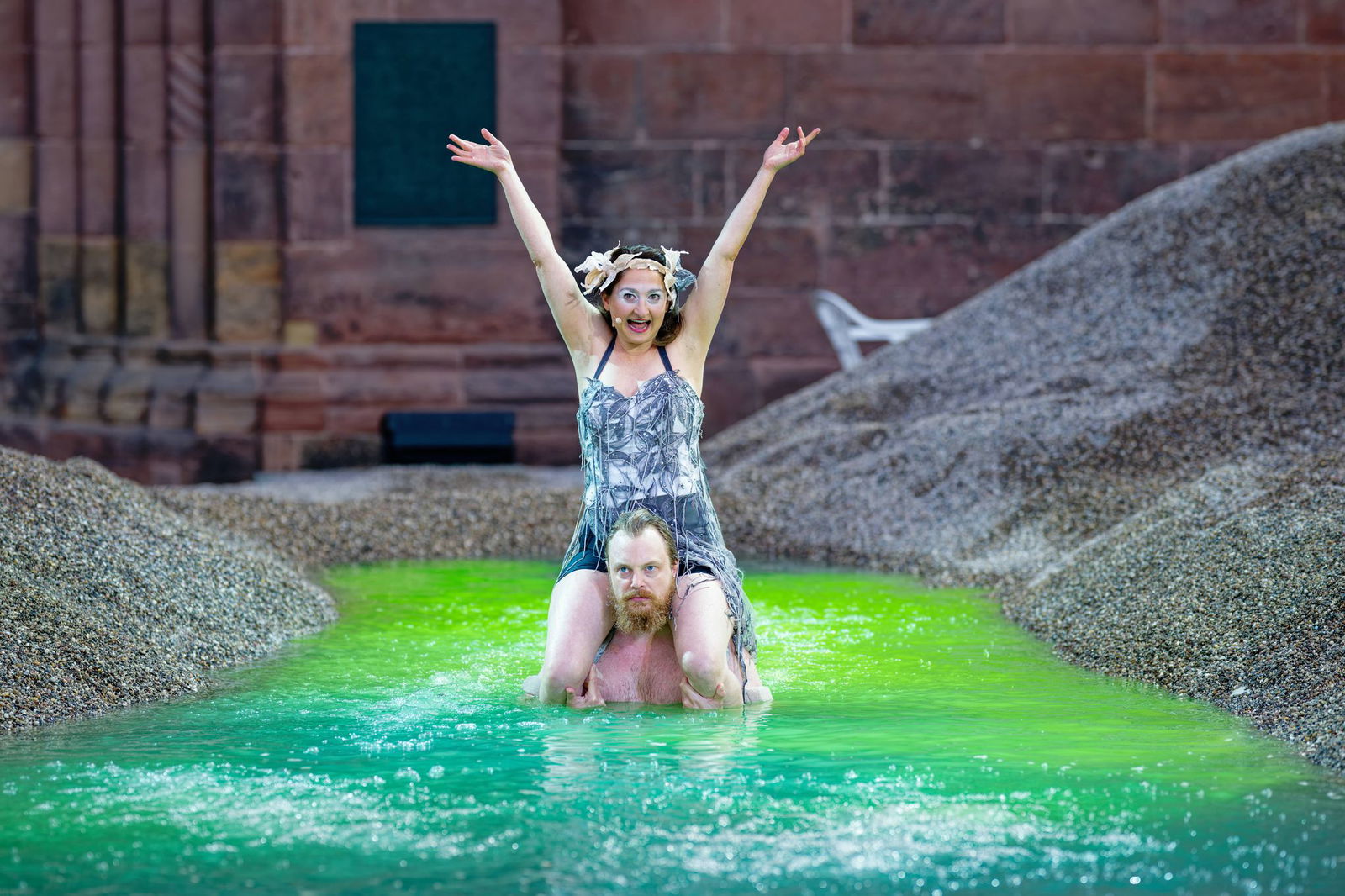 Die Schauspieler Lisa Natalie Arnold als Das Blatt (oben) und Eivin Nilsen Salthe (unten) baden bei einer Fotoprobe im stilisierten Drachenblut. (Archivfoto)